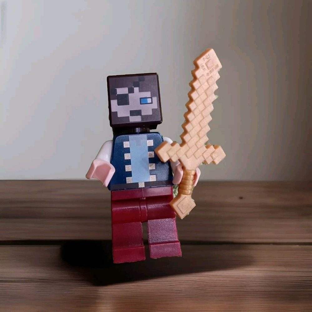 LEGO Minecraft Pirate Minifigure 21152 Gold Sword